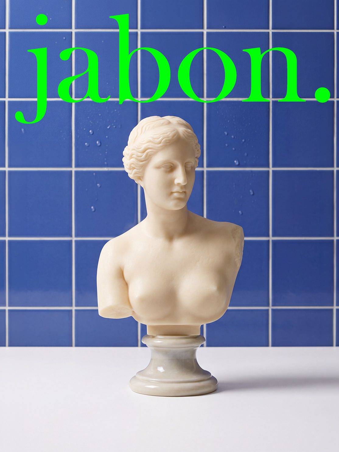 Busto sobre azulejo azul, con logo jabon.