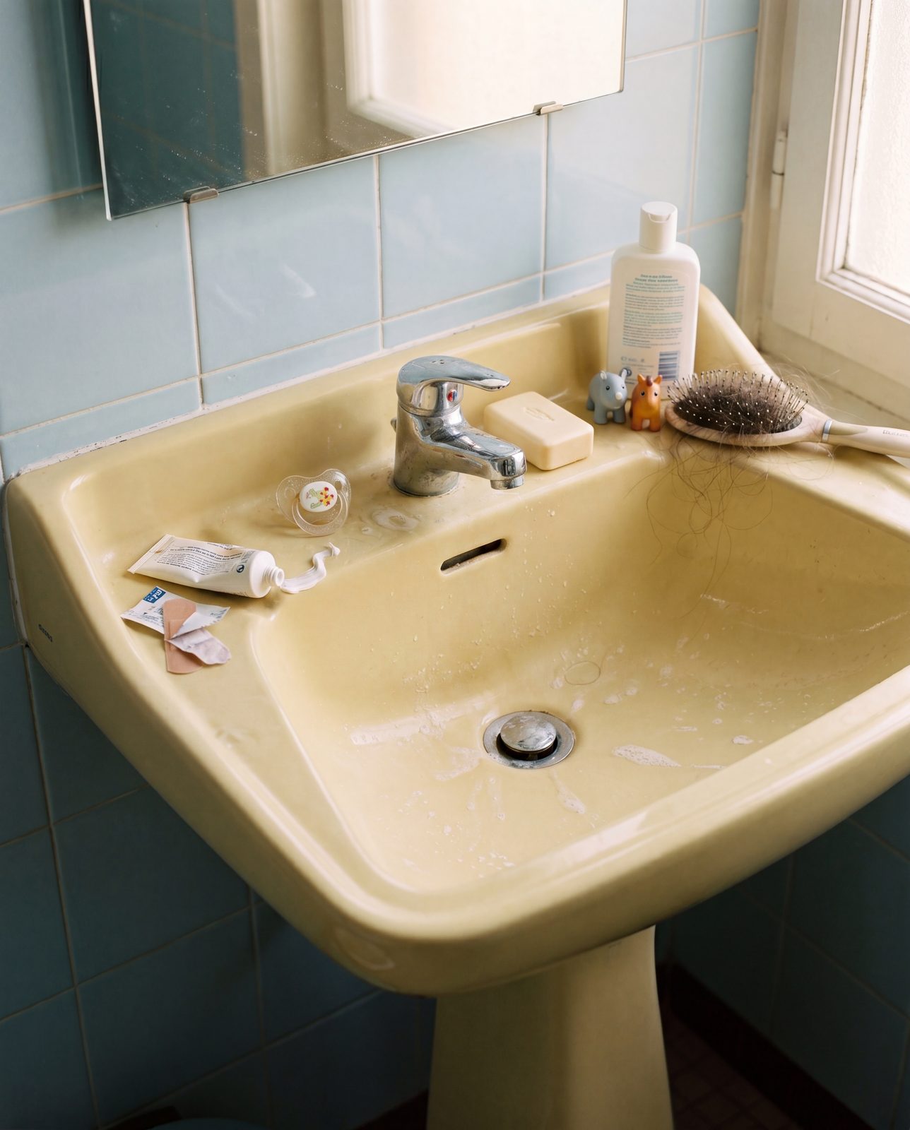 jabon. — lavabo amarillo