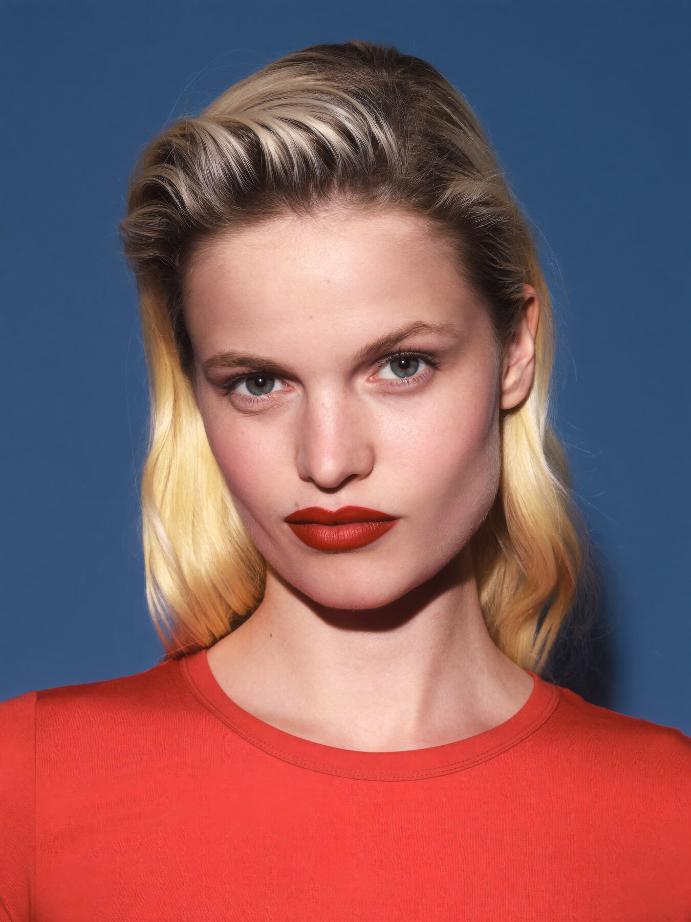 red — beauty — frontal, fondo azul, remera roja