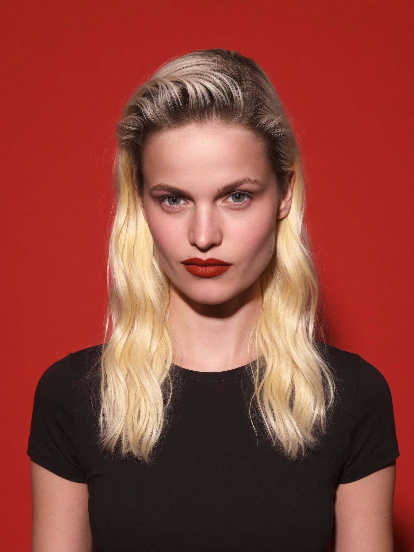 red — beauty — frontal, fondo rojo, remera negra