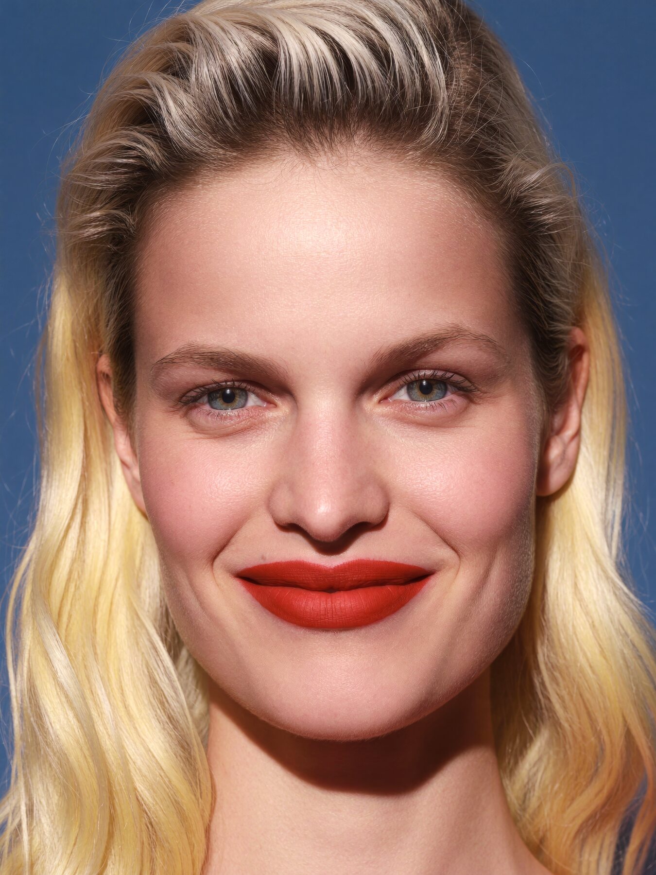red — beauty — sonrisa, primer plano, fondo azul