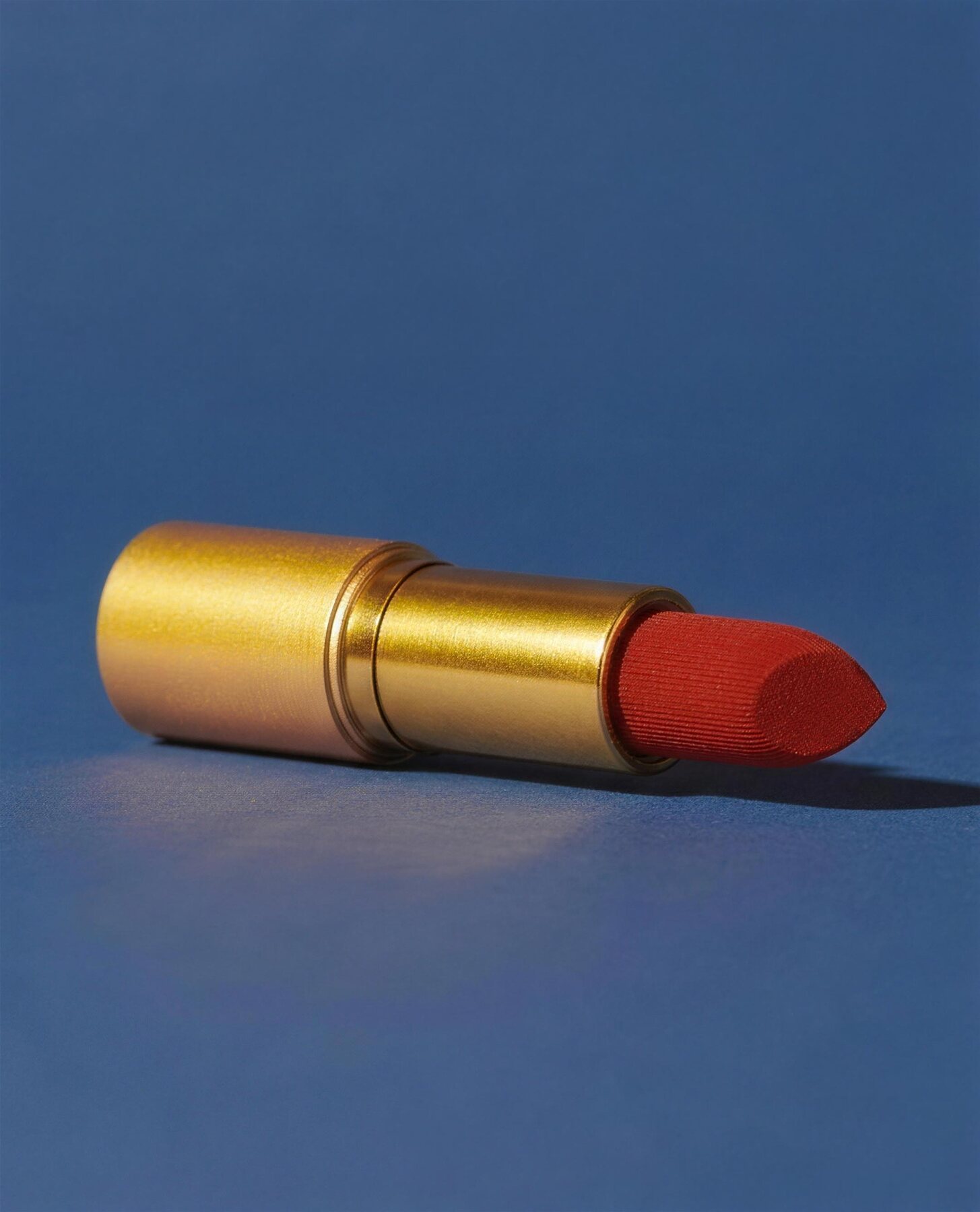 red — still life — barra en diagonal, fondo azul